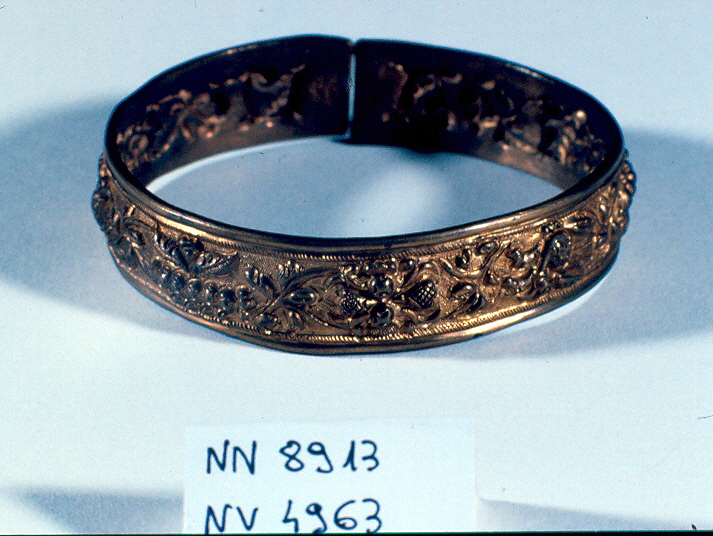 motivi decorativi vegetali (bracciale, opera isolata) - ambito Asia sud-orientale (secc. XVII/ XIX)
