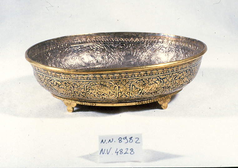 motivo decorativo a tondi con animali (coppa, opera isolata) - ambito Asia sud-orientale (secc. XVII/ XIX)