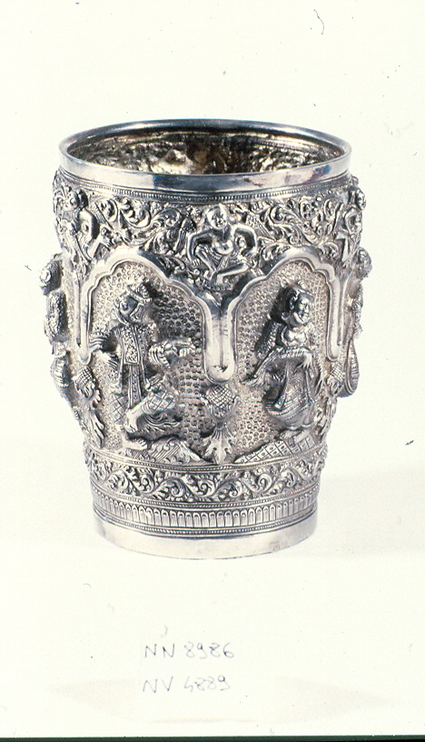 guerrieri e danzatrici (boccale, opera isolata) - ambito Asia sud-orientale (secc. XVII/ XIX)