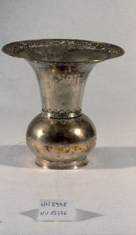 motivi decorativi floreali (coppa, opera isolata) - ambito Asia sud-orientale (secc. XVII/ XIX)