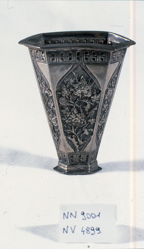 motivi decorativi floreali (bicchiere, opera isolata) - ambito Asia sud-orientale (secc. XVII/ XIX)