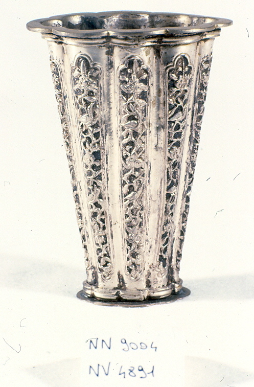 motivi decorativi vegetali con uccelli (bicchiere, opera isolata) - ambito Asia sud-orientale (secc. XVII/ XIX)