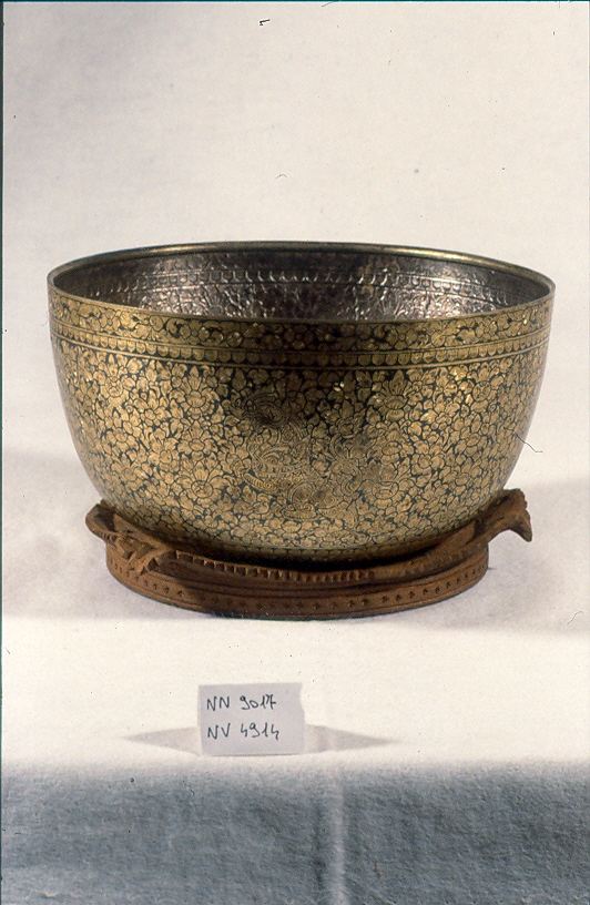 motivi decorativi floreali (coppa, opera isolata) - ambito Asia sud-orientale (secc. XVII/ XIX)