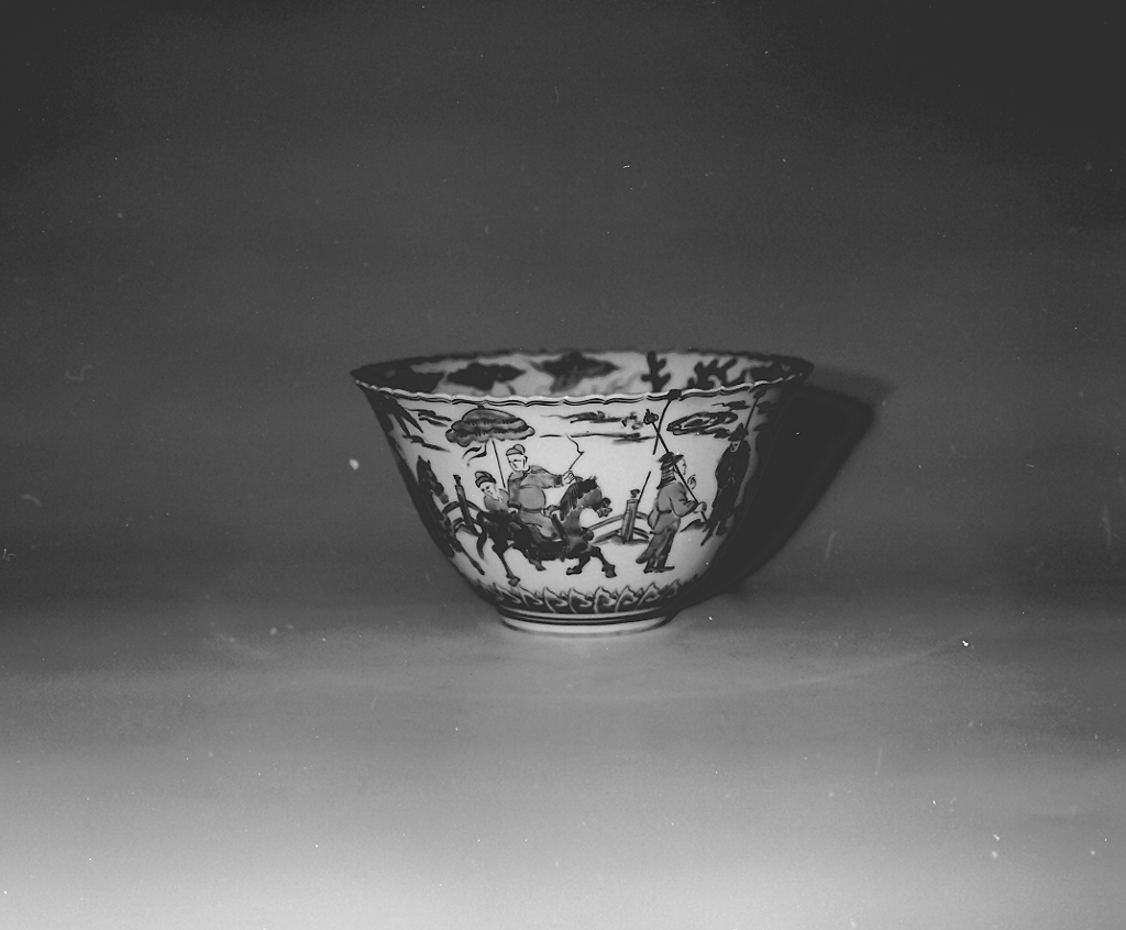 Personaggi e scene da cicli letterari (coppa, opera isolata) - ambito cinese (secc. XVII/ XVIII)