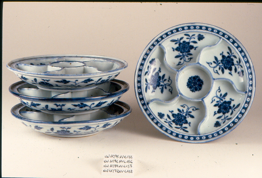 motivi decorativi floreali (piattino, opera isolata) - ambito cinese (sec. XVIII)