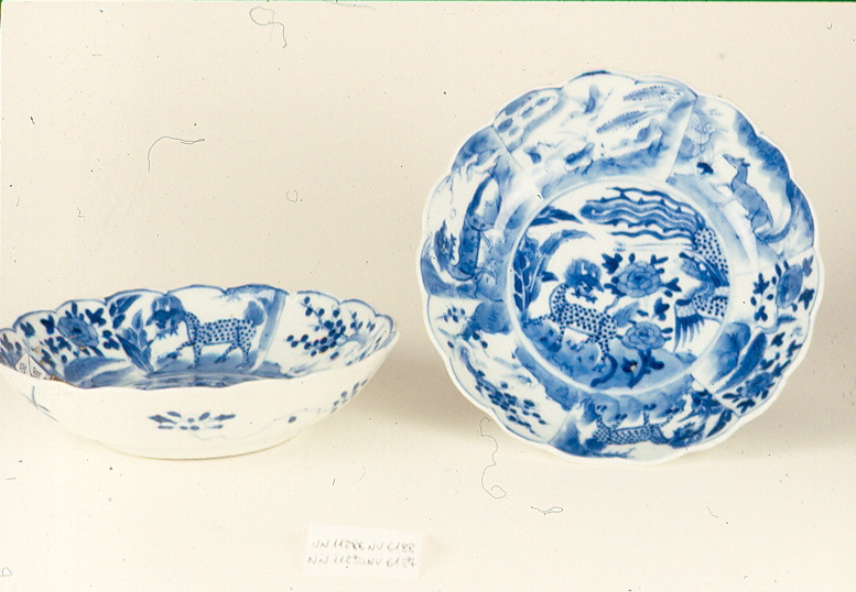 animali fantastici e motivi decorativi fitomorfi (piattino, pendant) - ambito cinese (seconda metà sec. XV)