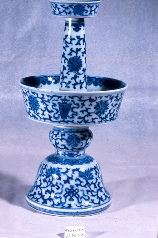 motivi decorativi a girali (candeliere, opera isolata) - ambito cinese (secc. XVII/ XIX)