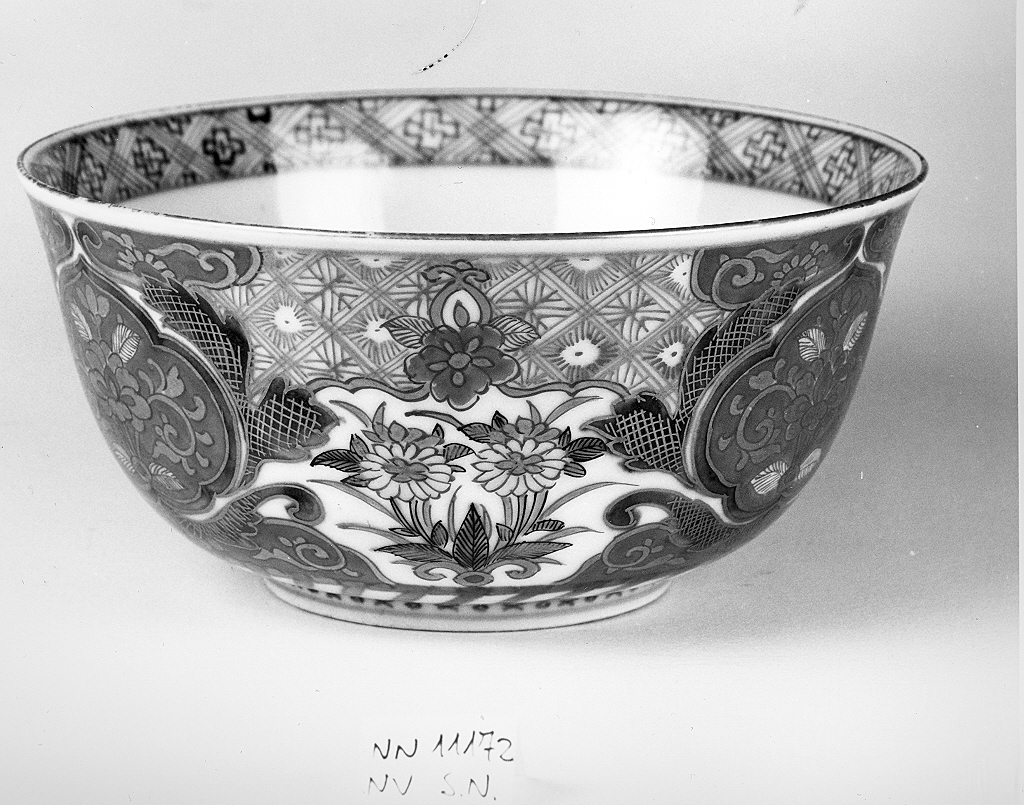 motivi decorativi vegetali stilizzati (coppetta, opera isolata) - ambito giapponese (seconda metà sec. XVIII)