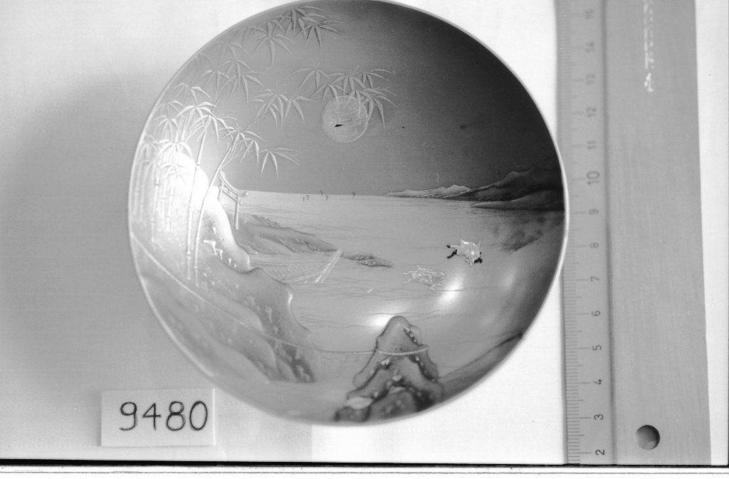 scogli di Futami no Ura con luna piena e lepri, leggenda giapponese (coppetta, opera isolata) di Fusen (attribuito) (seconda metà sec. XIX)