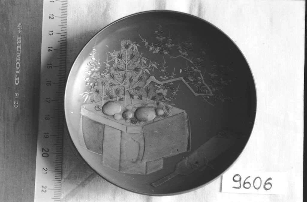 simboli del Capodanno giapponese, elementi decorativi (coppetta, opera isolata) - ambito giapponese (seconda metà sec. XIX)