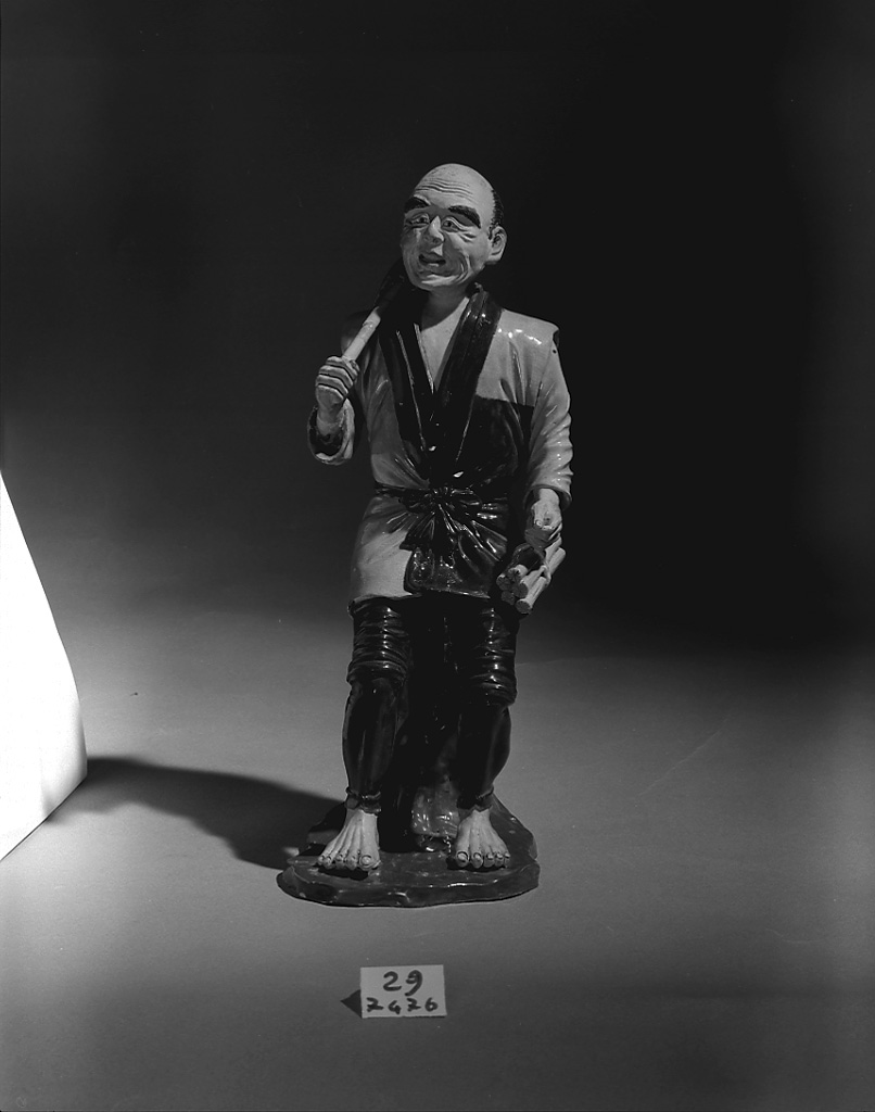 figura maschile con ascia (statuetta, opera isolata) - ambito giapponese (sec. XIX)