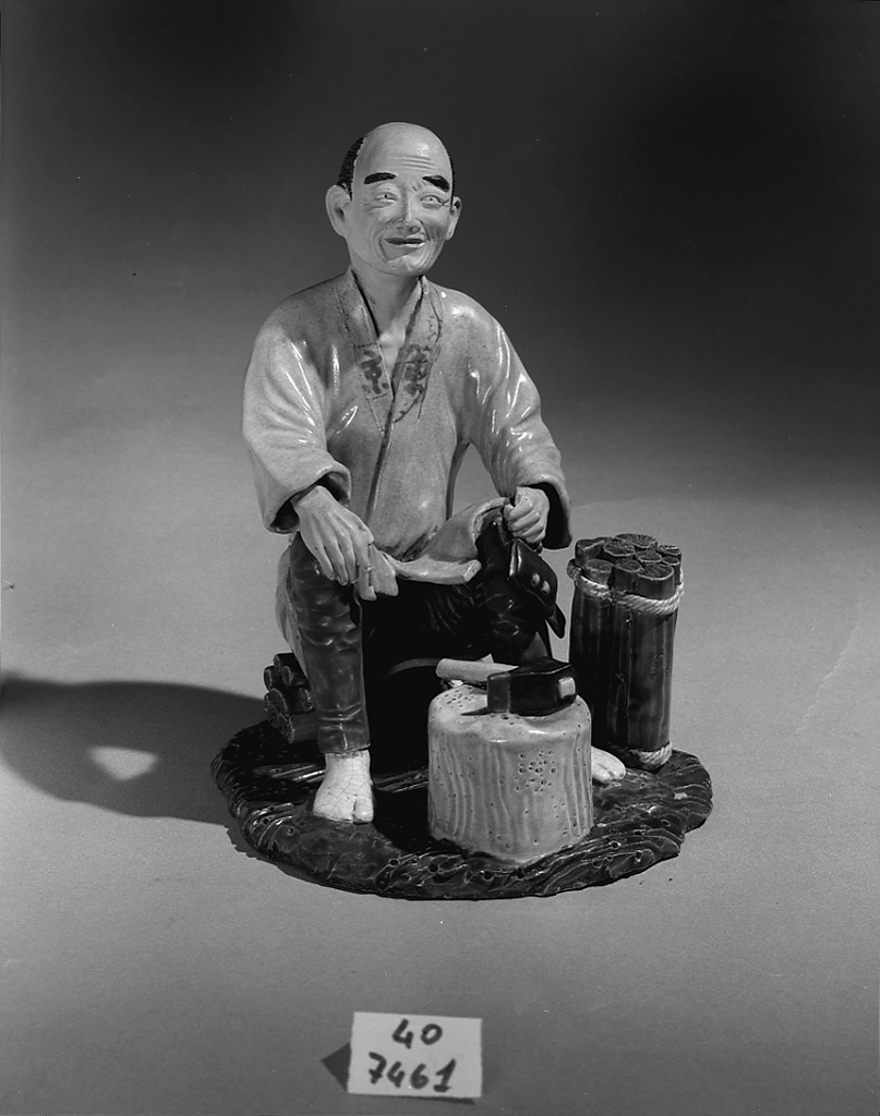 figura maschile con ascia (statuetta, opera isolata) - ambito giapponese (sec. XIX)