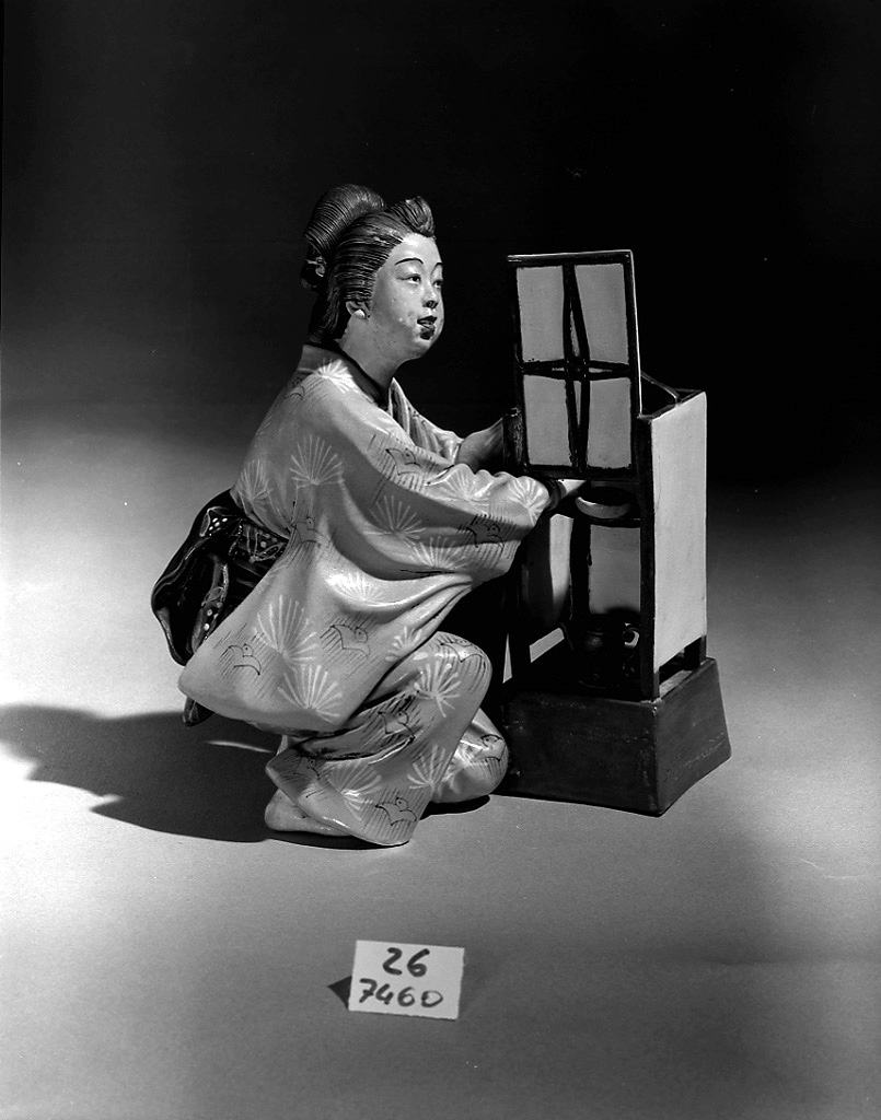 figura femminile inginocchiata (statuetta, opera isolata) - ambito giapponese (sec. XIX)