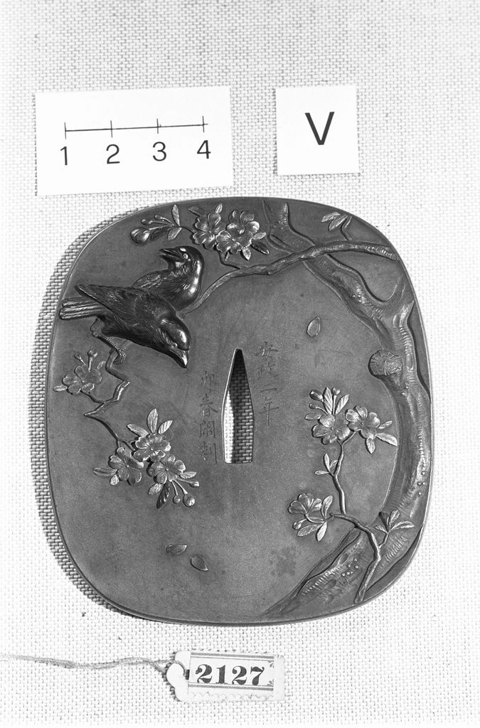 ramo di ciliegio e corvi, motivi decorativi vegetali con uccelli (placchetta di spada, insieme) di Masatoshi (seconda metà sec. XIX)