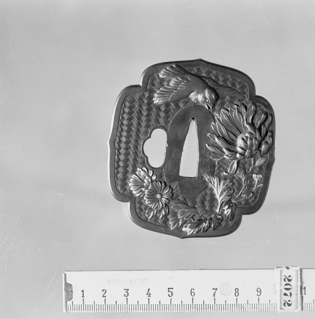 crisantemi, uccello e farfalle, motivi decorativi vegetali con uccelli (placchetta di spada, insieme) di Motoaki (sec. XIX)