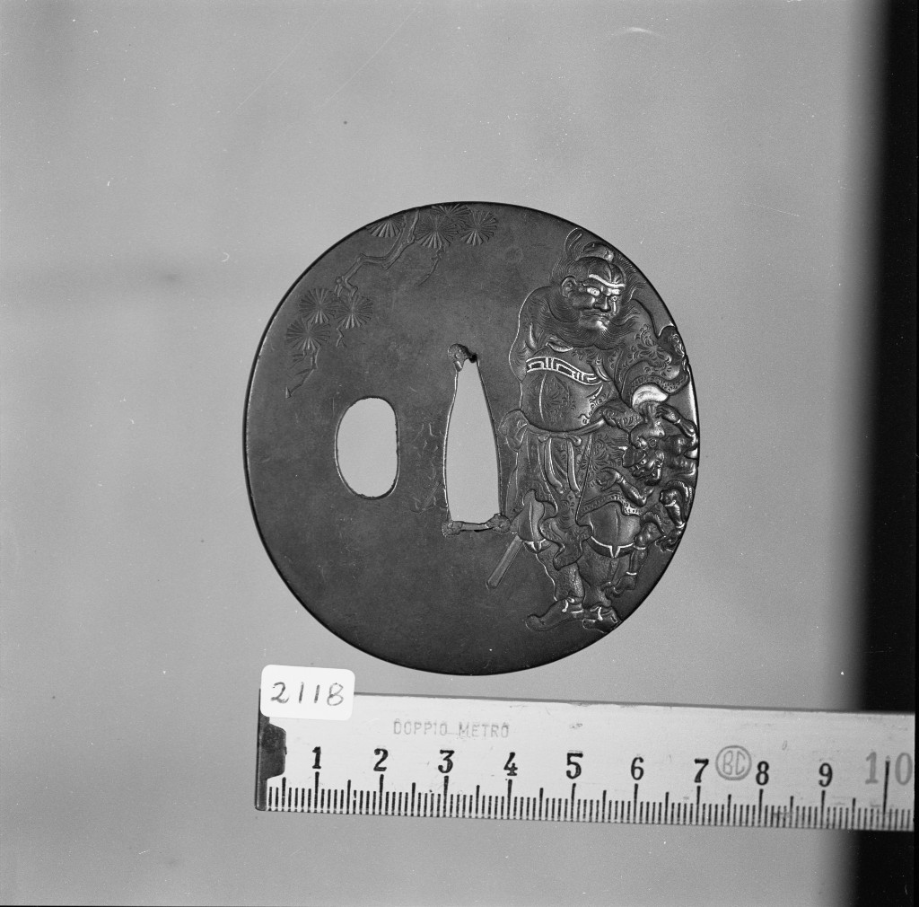 Shoki che tiene Oni per i capelli, leggenda giapponese (placchetta di spada, insieme) di Motozane (fine/inizio secc. XVIII/ XIX)