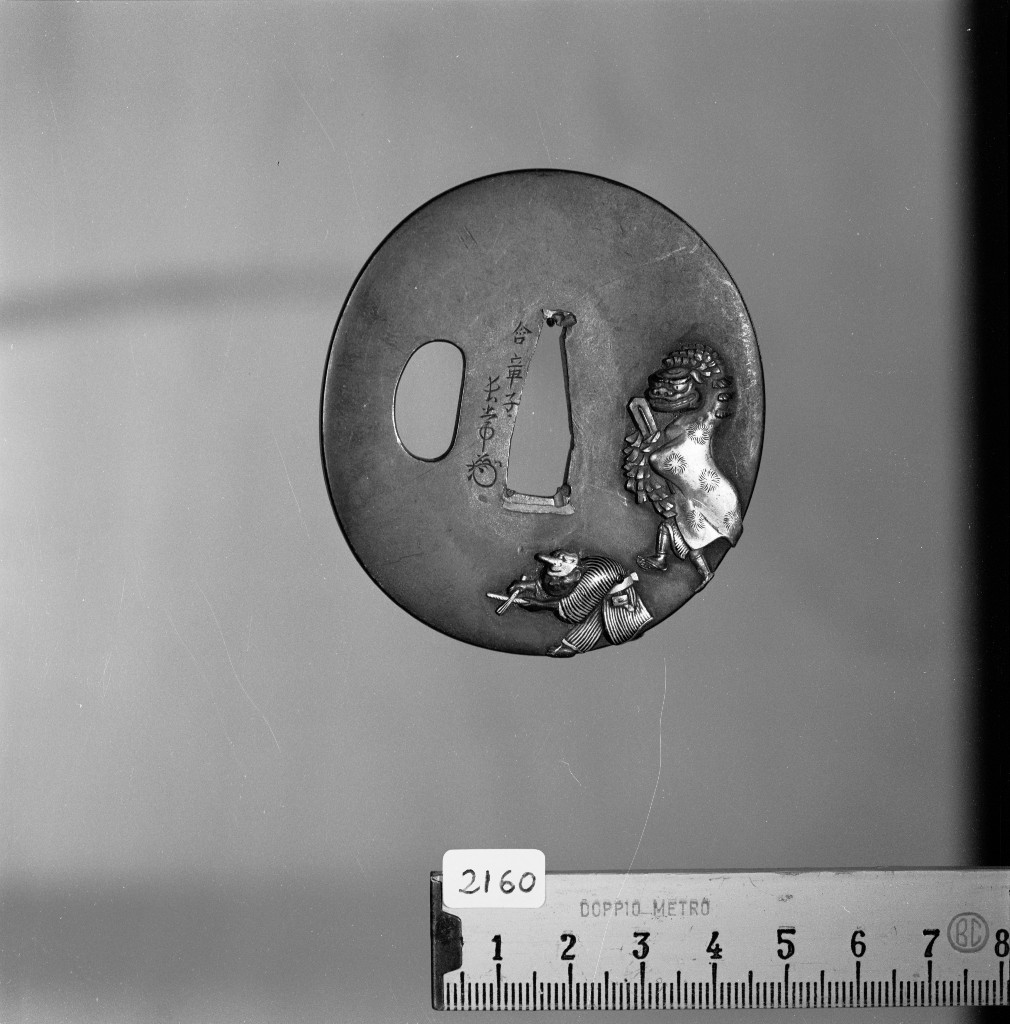 suonatori e danzatori con maschere, motivi decorativi (placchetta di spada, insieme) di Nagatsune (prima metà sec. XIX)