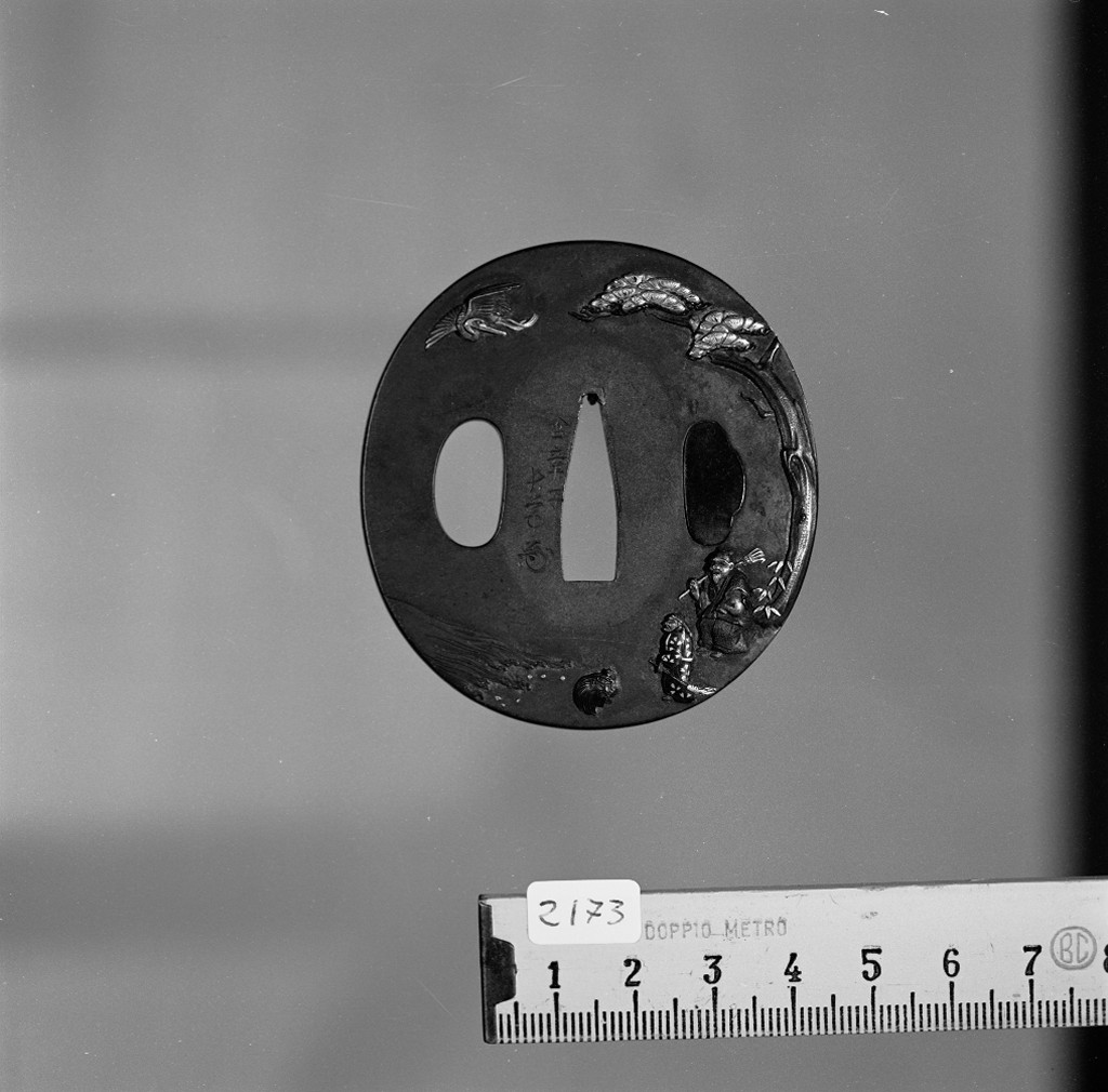 Yuo e Uba sotto il pino in riva al mare, leggenda giapponese (placchetta di spada, insieme) di Nagatsune (prima metà sec. XIX)