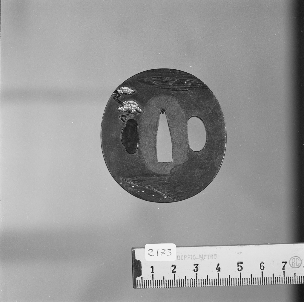 Yuo e Uba sotto il pino in riva al mare, leggenda giapponese (placchetta di spada, insieme) di Nagatsune (prima metà sec. XIX)