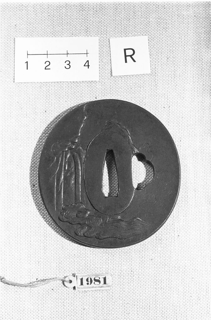 Shishi sulla riva e cascata, leggenda giapponese (placchetta di spada, insieme) di Yanagawa Naomitsu (fine sec. XVIII)