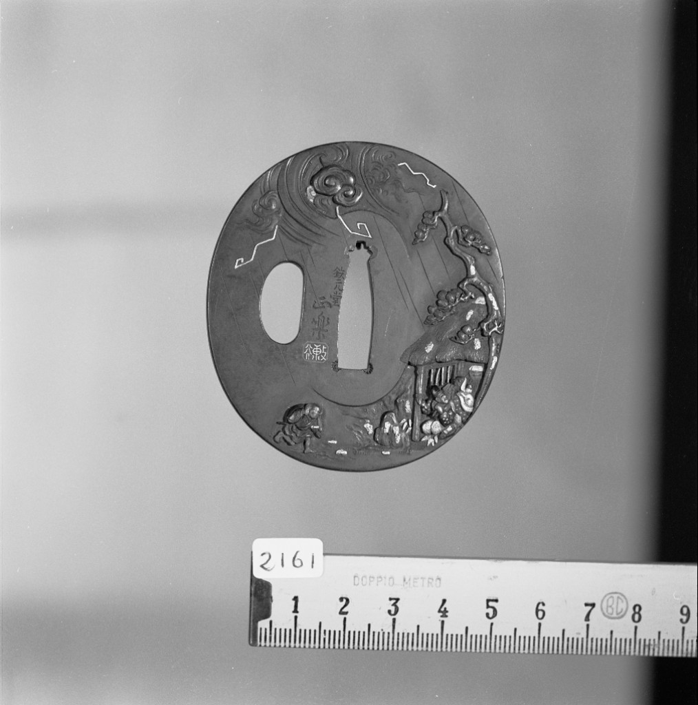 Contadini cercano riparo durante la tempesta, scena campestre (placchetta di spada, insieme) di Shoraku Naoshige (sec. XVIII)