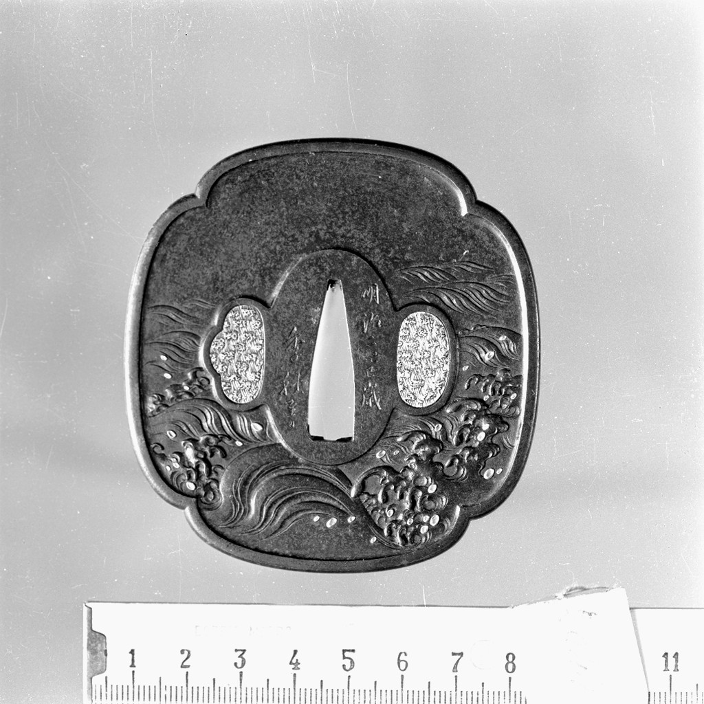 Drago tra i flutti, paesaggio con animali (placchetta di spada, insieme) di Takenori detto Kansai (terzo quarto sec. XIX)