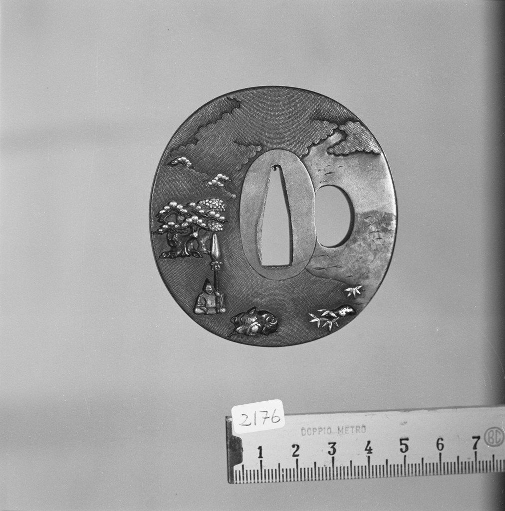 Due dame scese dalla carrozza imperiale osservano gli uccelli marini, scena di vita cortese (placchetta di spada, insieme) - ambito giapponese (secc. XVIII/ XIX)