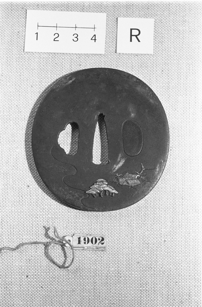 Barca con giocoliere e scimmia, figure in barca (placchetta di spada, insieme) - ambito giapponese (secc. XVIII/ XIX)