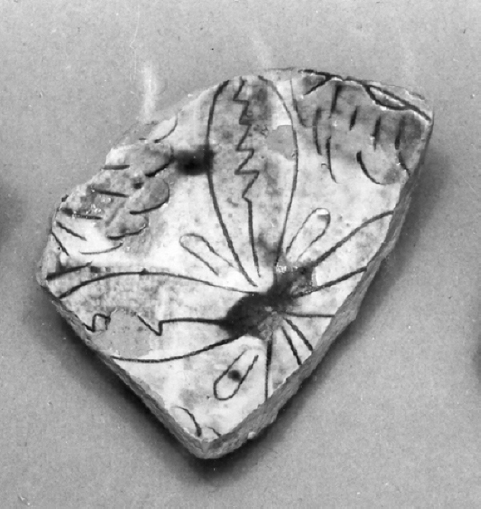 motivi decorativi floreali (piattello, frammento) - ambito veneto (seconda metà sec. XV)