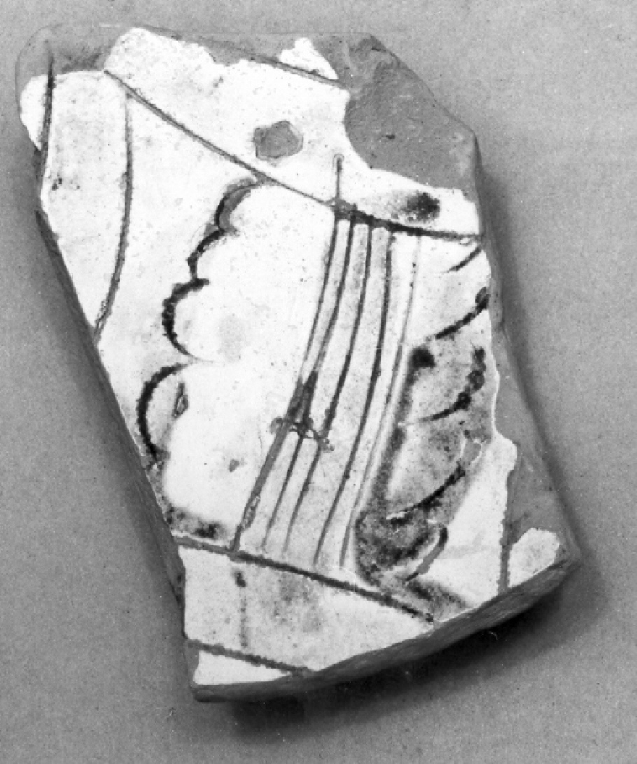 motivi decorativi geometrici e vegetali (bacino, frammento) - ambito veneto (prima metà sec. XVI)