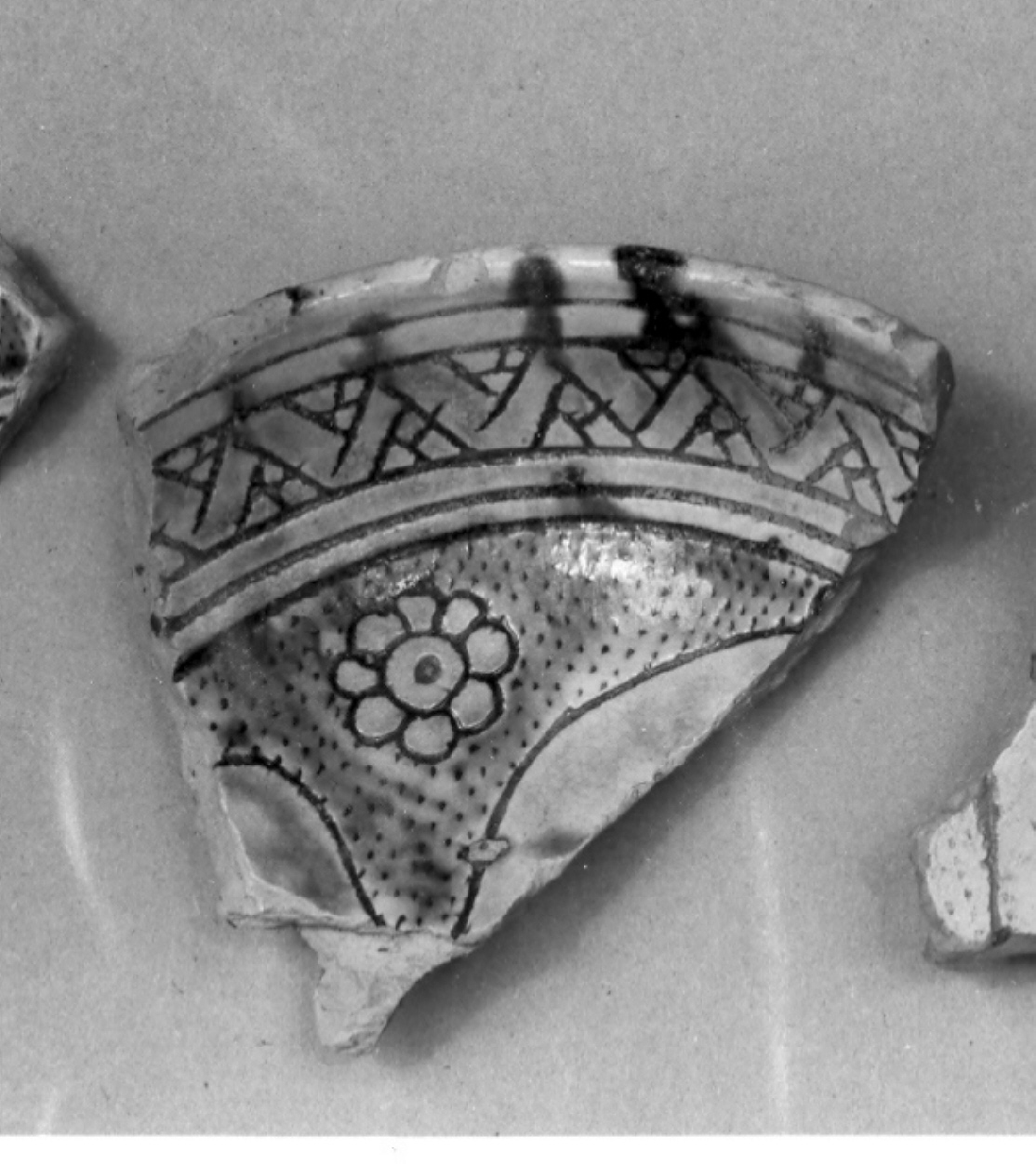 motivi decorativi vegetali e animali (scodella, frammento) - ambito veneto (fine sec. XV)