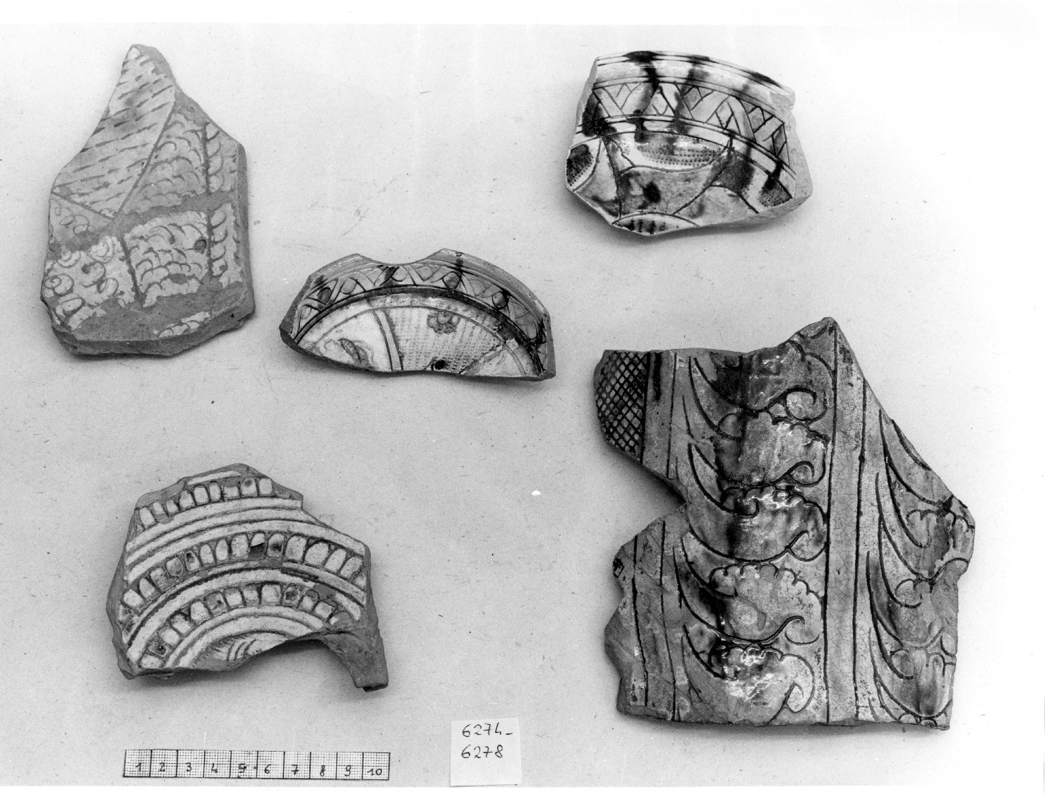 motivi decorativi (bacino, frammento) - ambito veneto (fine/inizio secc. XV/ XVI)