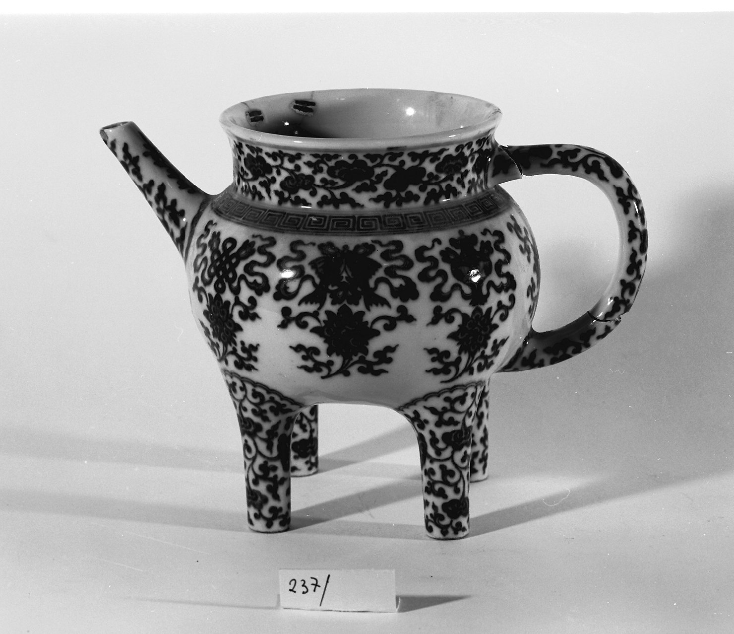 motivi decorativi astratti (recipiente unità di misura, opera isolata) - ambito cinese (fine/inizio secc. XVIII/ XIX)