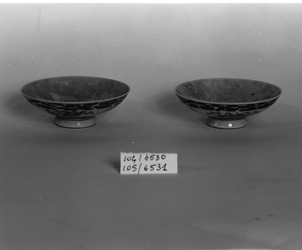 simboli orientali (piattino, serie) - ambito cinese (prima metà sec. XIX)