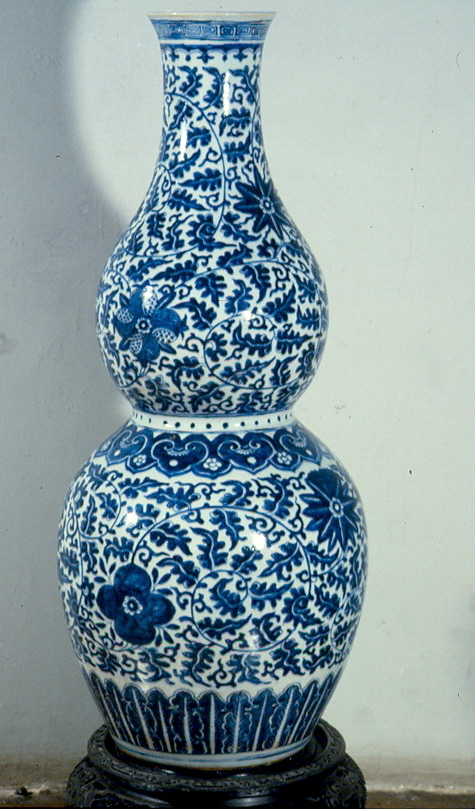 motivi decorativi geometrici e vegetali stilizzati (vaso, opera isolata) - ambito cinese (sec. XIX)