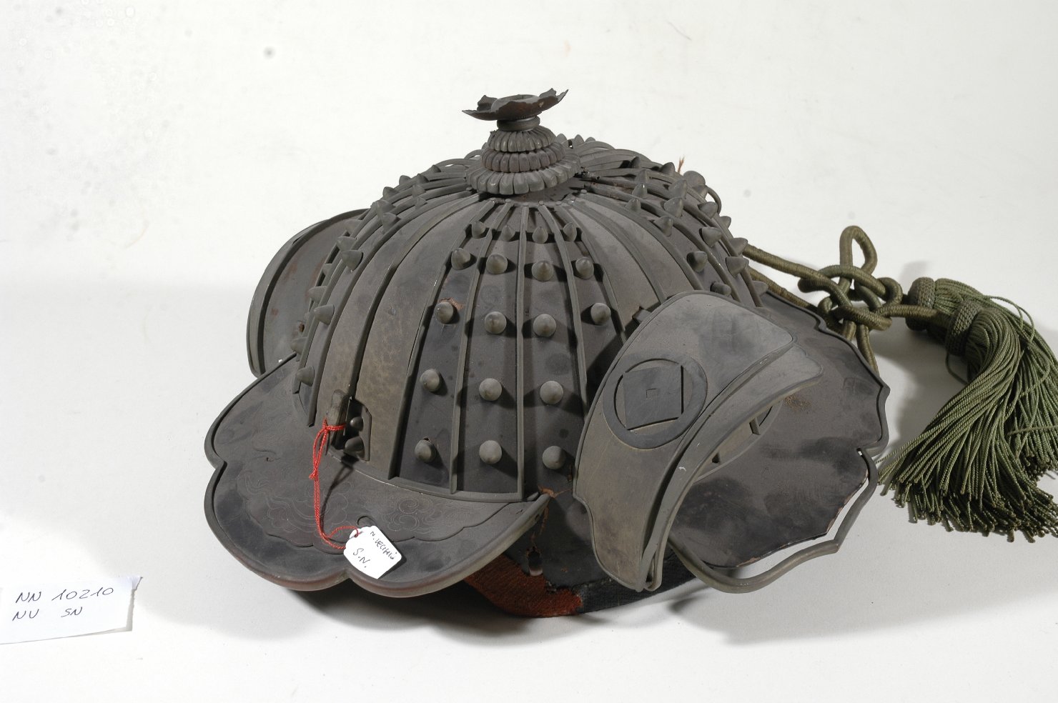 motivi decorativi floreali (elmo, opera isolata) - ambito giapponese (secc. XVII/ XIX)