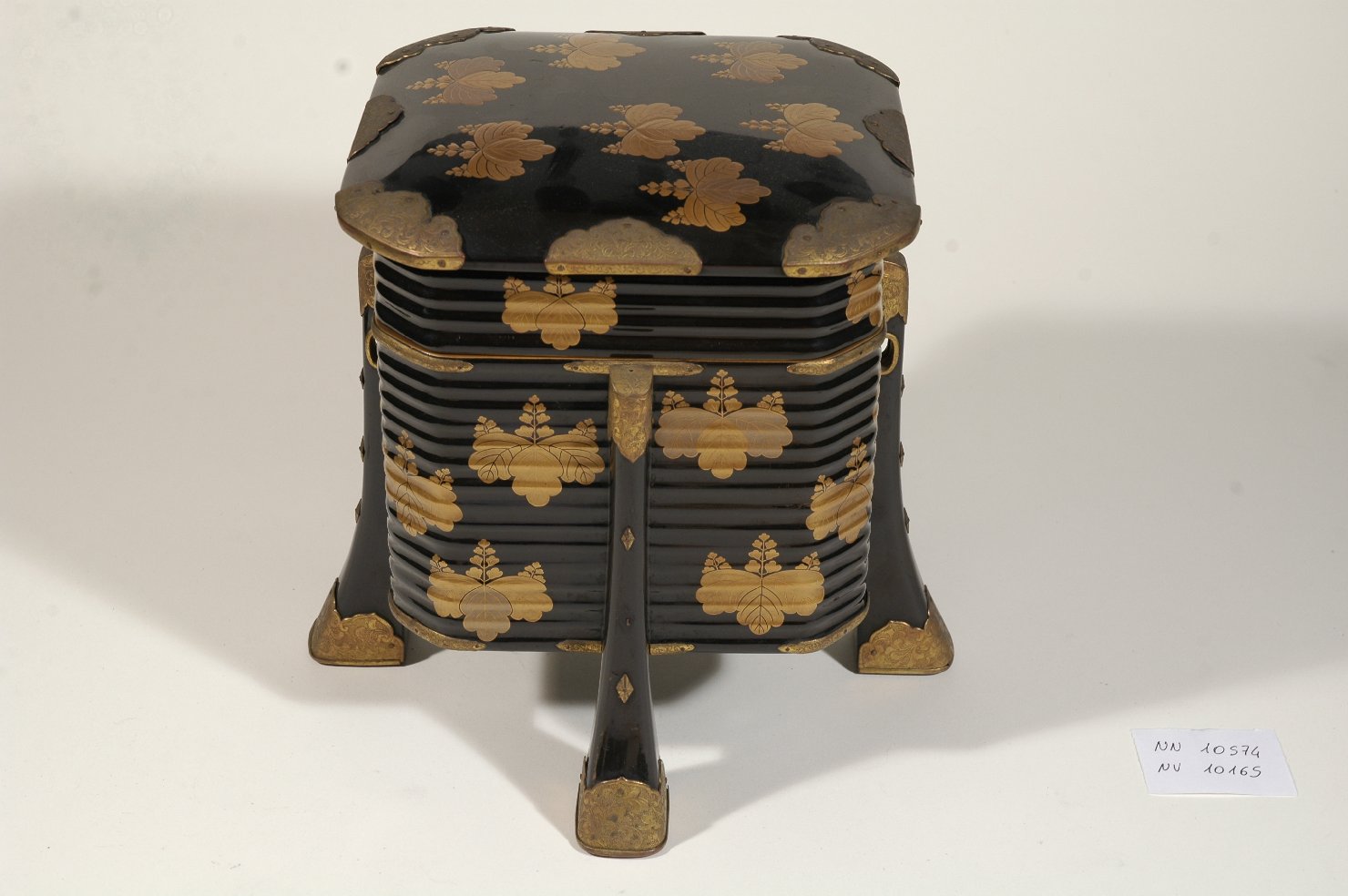 motivi decorativi (cofanetto, opera isolata) - ambito giapponese (secc. XVII/ XIX)