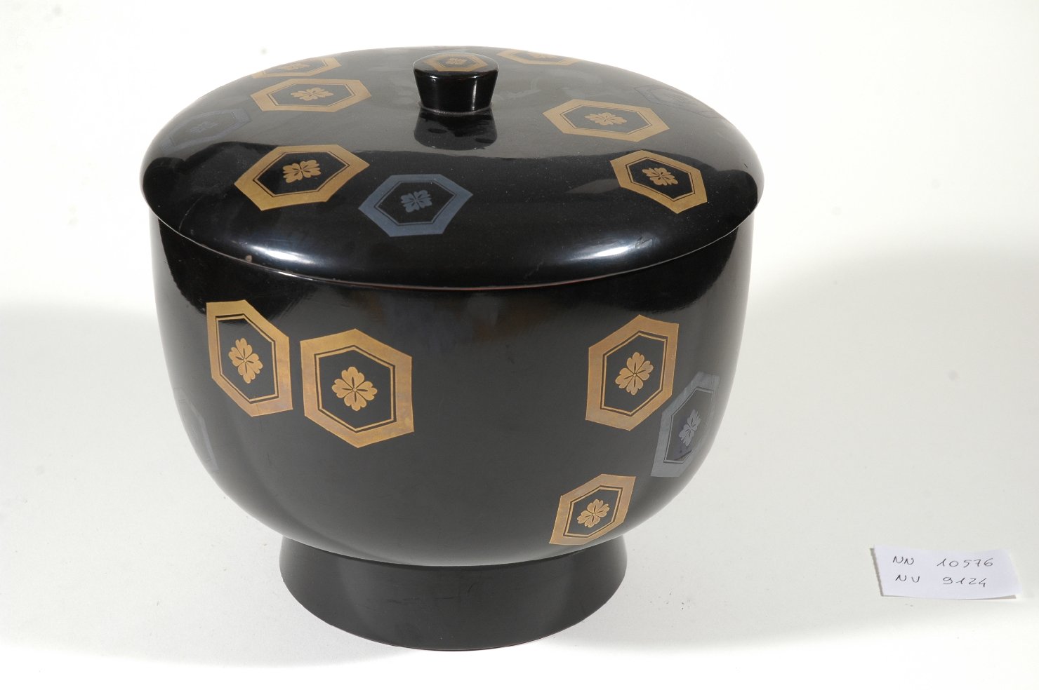 motivi decorativi (portavivande, opera isolata) - ambito giapponese (secc. XVII/ XIX)