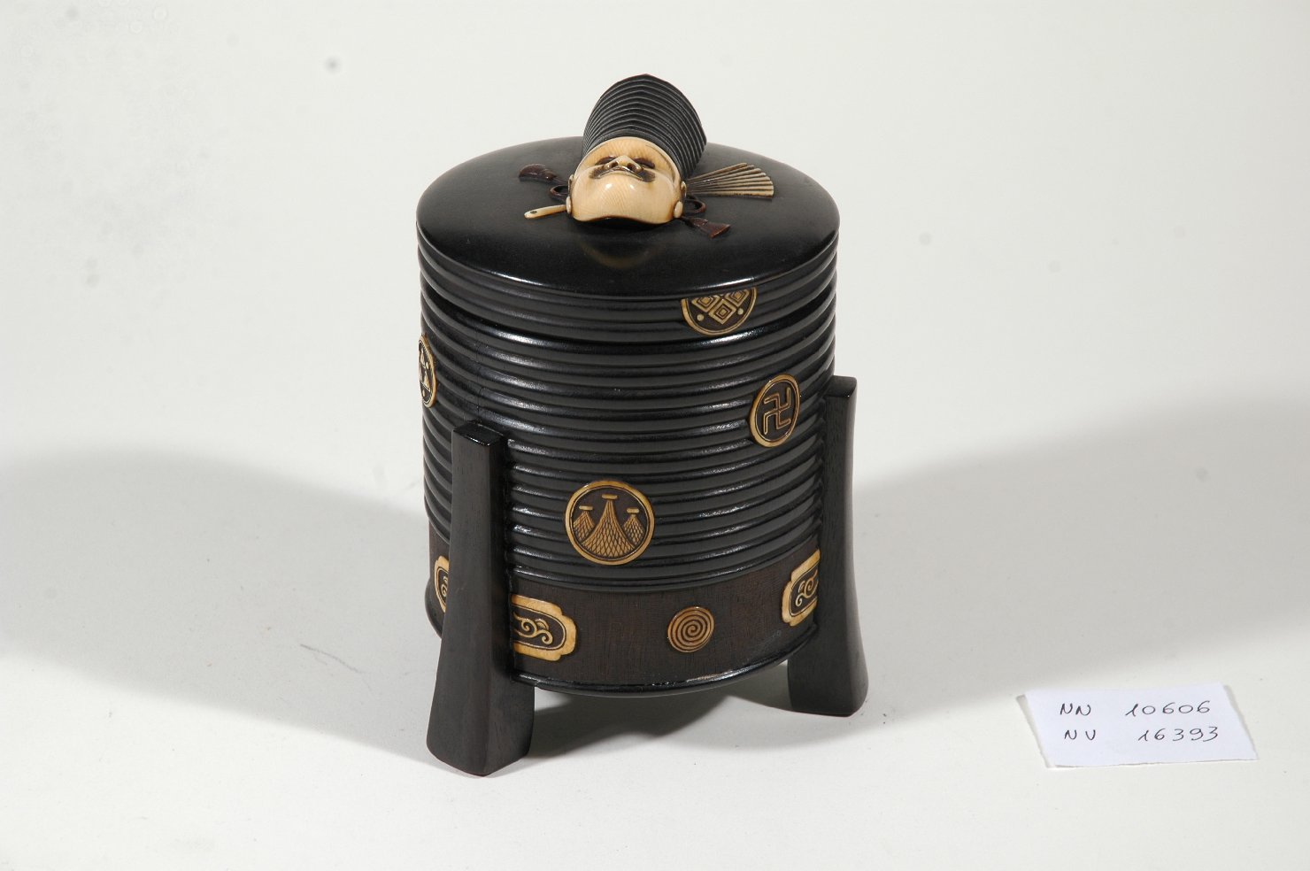 motivi decorativi (cofano, opera isolata) - ambito giapponese (secc. XVII/ XIX)