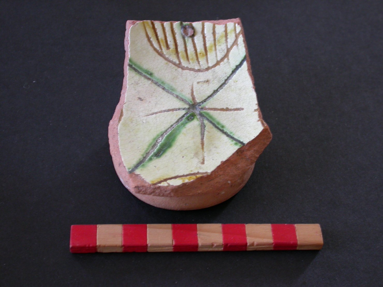 motivi decorativi vegetali a palmette (scodella, frammento) - ambito veneziano (fine/inizio secc. XIV/ XV)