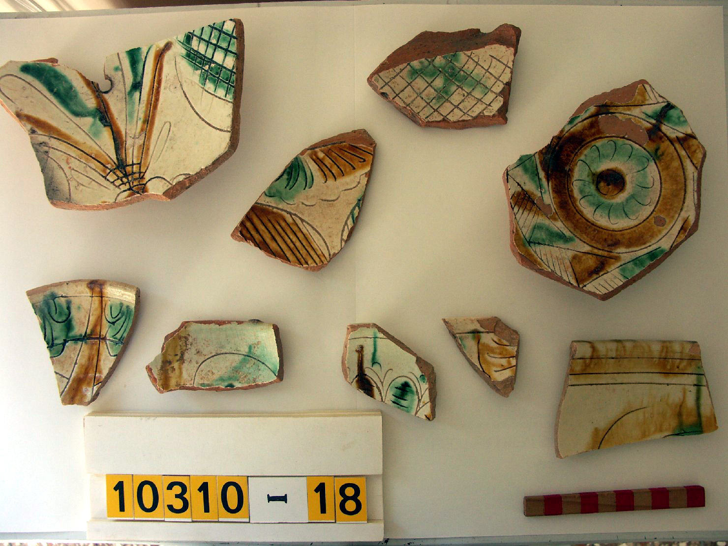 motivi decorativi geometrici (piatto, frammento) - ambito veneto (secc. XVI/ XVII)