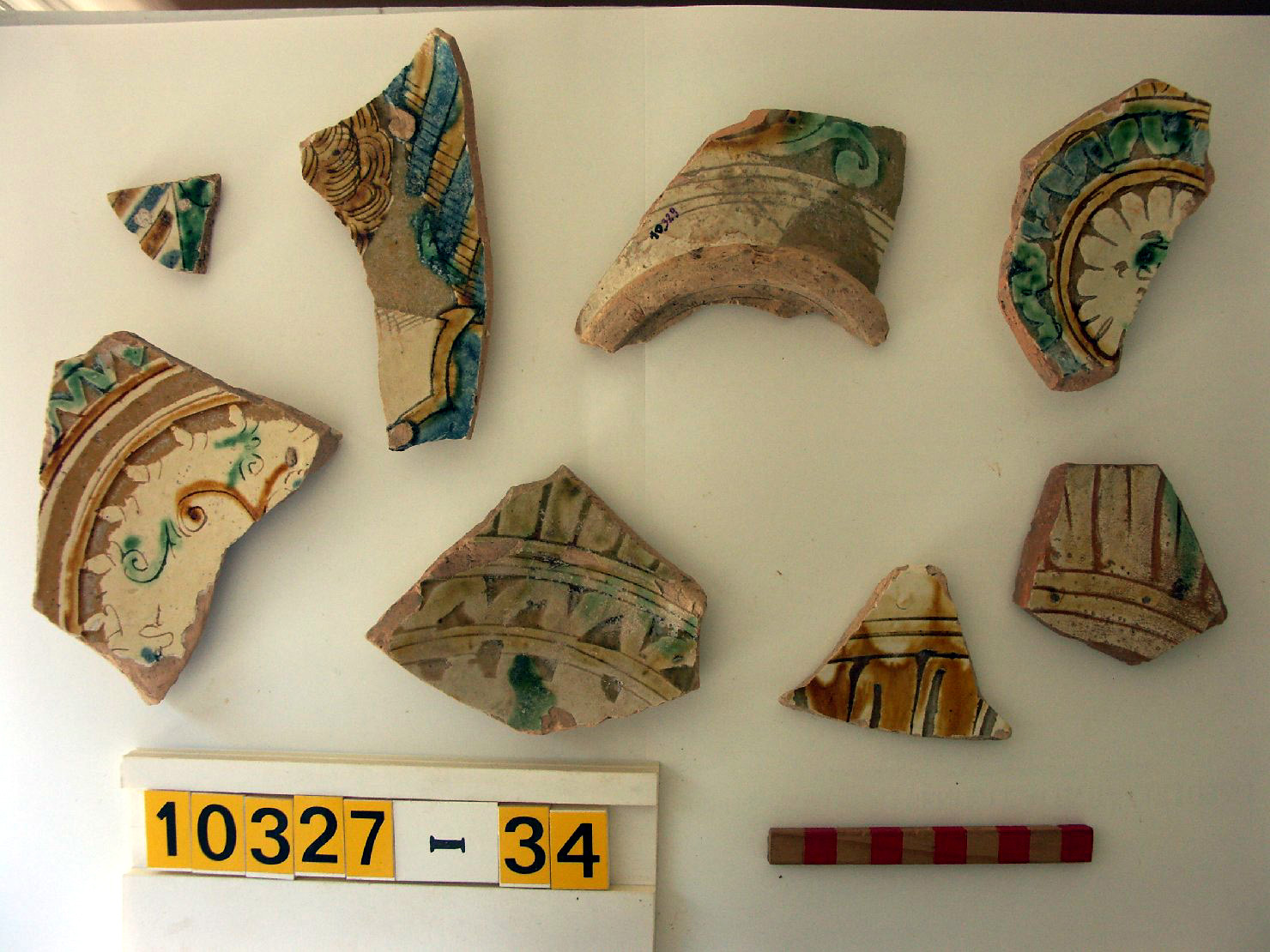 motivi decorativi (piatto, frammento) - ambito veneto (secc. XVI/ XVII)