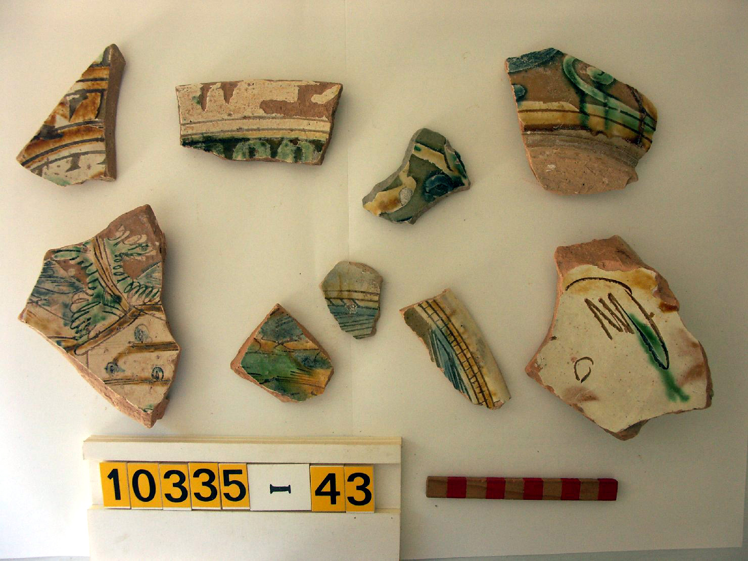 motivi decorativi (piatto, frammento) - ambito veneto (secc. XVI/ XVII)