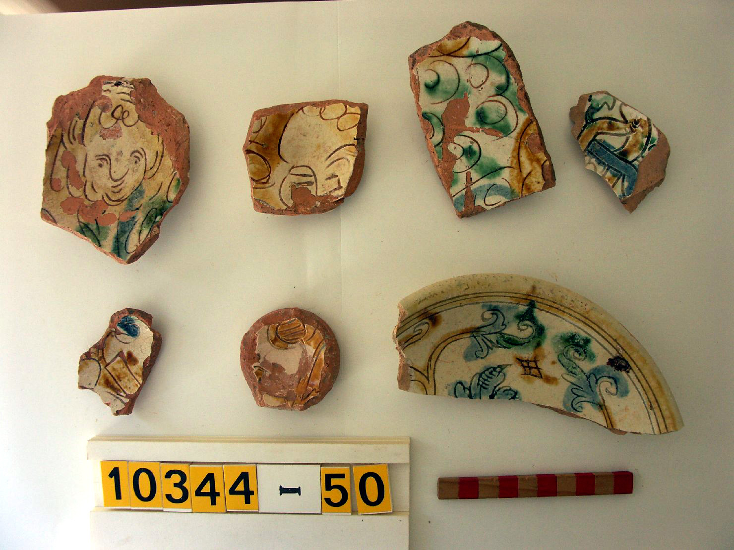 motivi decorativi (piatto, frammento) - ambito veneto (secc. XVI/ XVII)