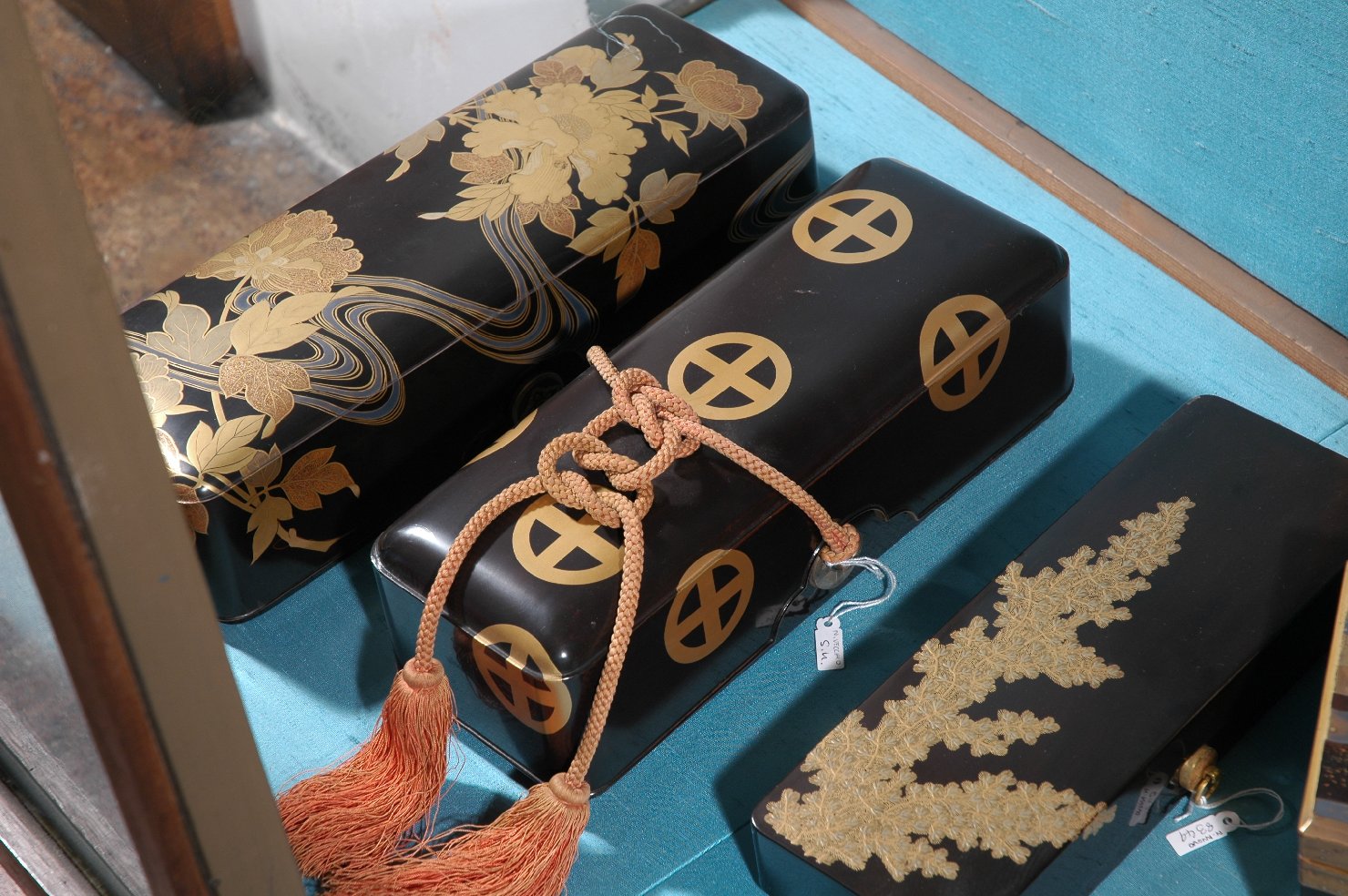 motivi decorativi floreali (servizio per scrivere, opera isolata) - ambito giapponese (secc. XVII/ XIX)