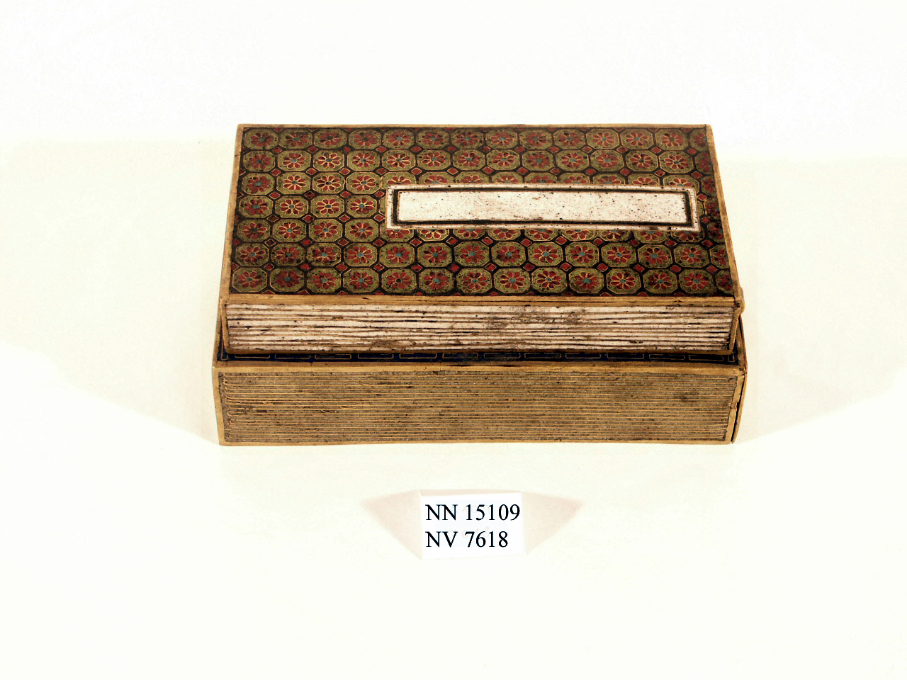 motivi decorativi geometrici e vegetali stilizzati (scatola, opera isolata) - ambito cinese (sec. XIX)