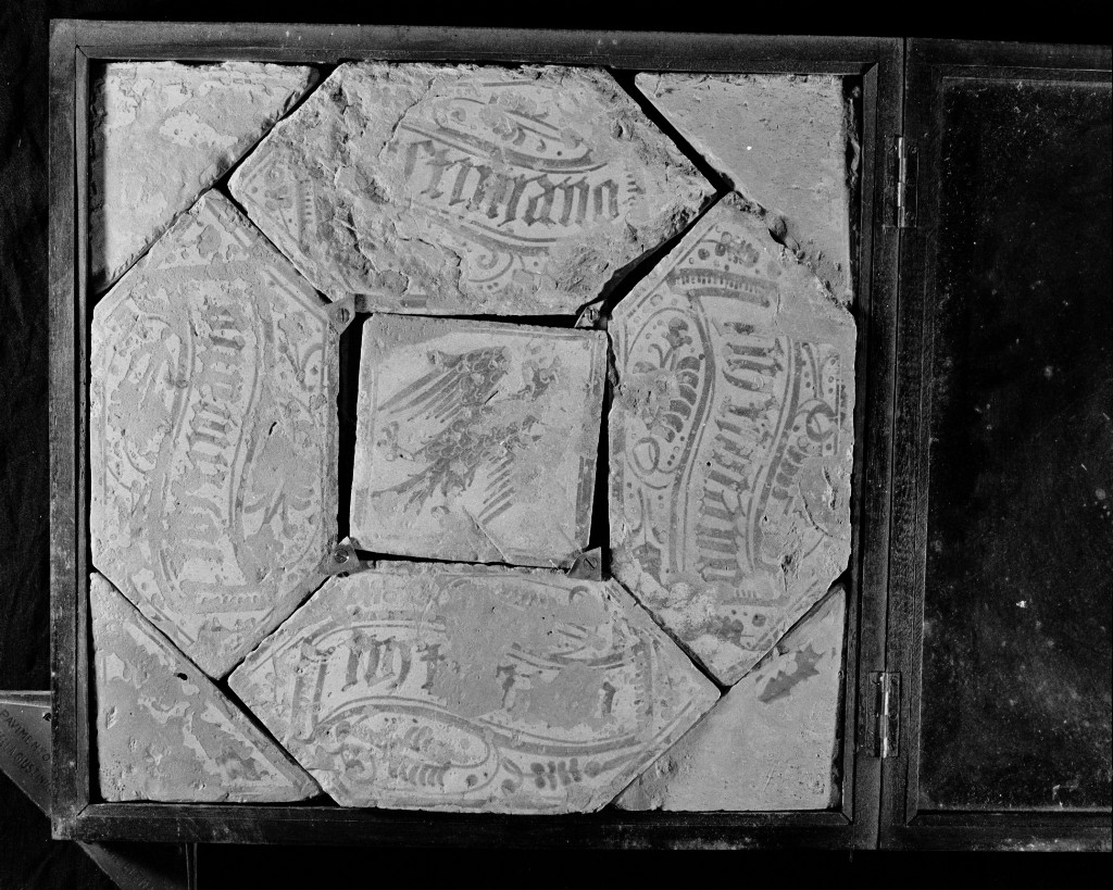 iscrizione (piastrella di pavimento, elemento d'insieme) - produzione valenciana (metà sec. XV)