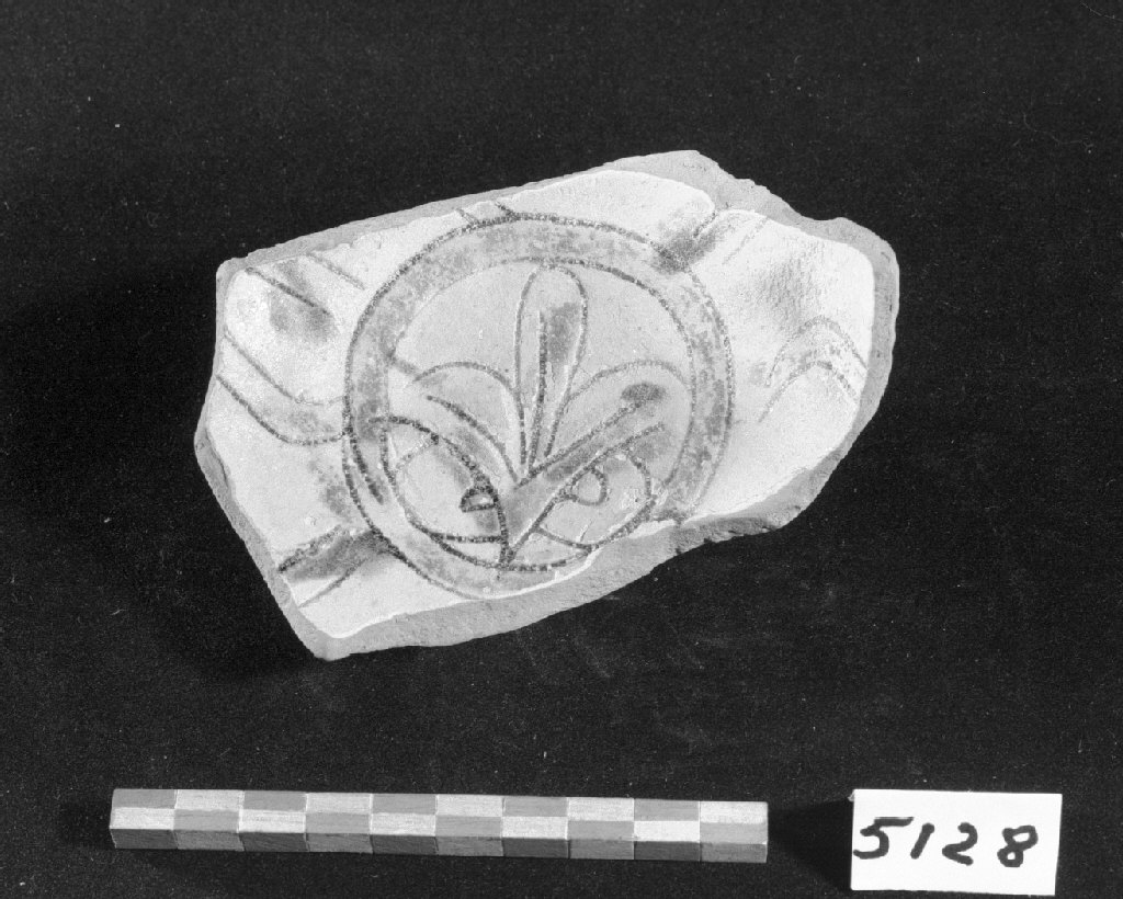 motivo decorativo fitomorfo (scodella, frammento) - produzione padana (secc. XIV/ XV)