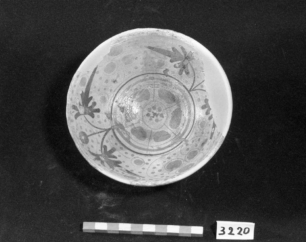 motivi decorativi geometrici e vegetali (scodella, frammento) - produzione valenciana (secc. XIV/ XV)