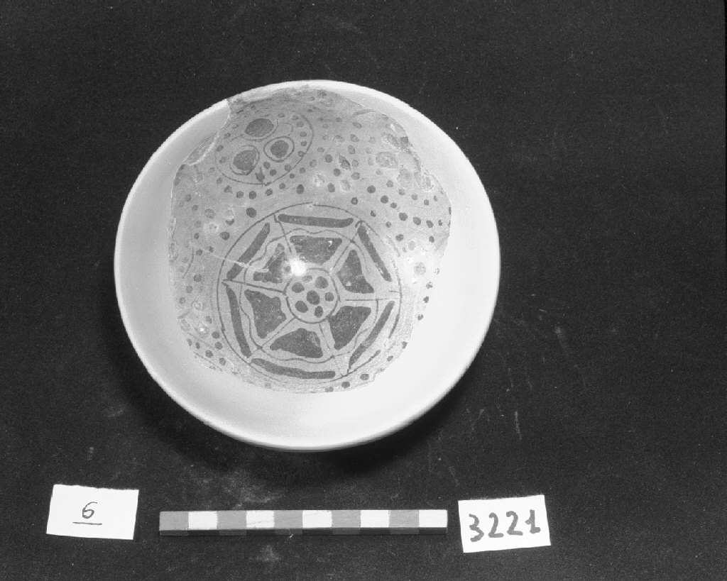 motivi decorativi geometrici e vegetali (scodella, frammento) - produzione valenciana (secc. XIV/ XV)